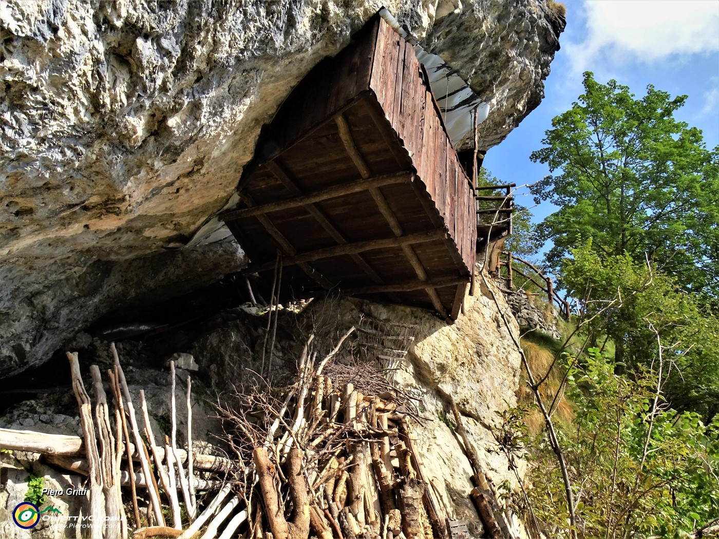 29 A quota 1400 m il caratteristico Rifugio Carobbio  (privato) appollaiato sulle rocce.JPG